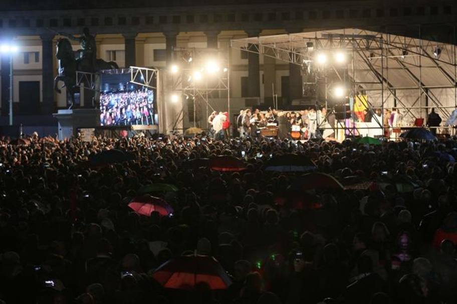 Pioggia e lutto in piazza del Plebiscito, per l&#39;ultimo saluto dei napoletani a Pino Daniele
